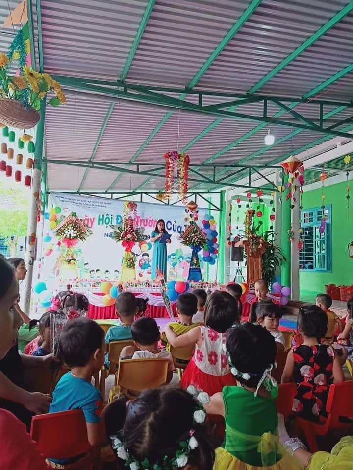 Bà Trần Thị Liên- Hiệu trưởng đọc diễn văn khai giảng 