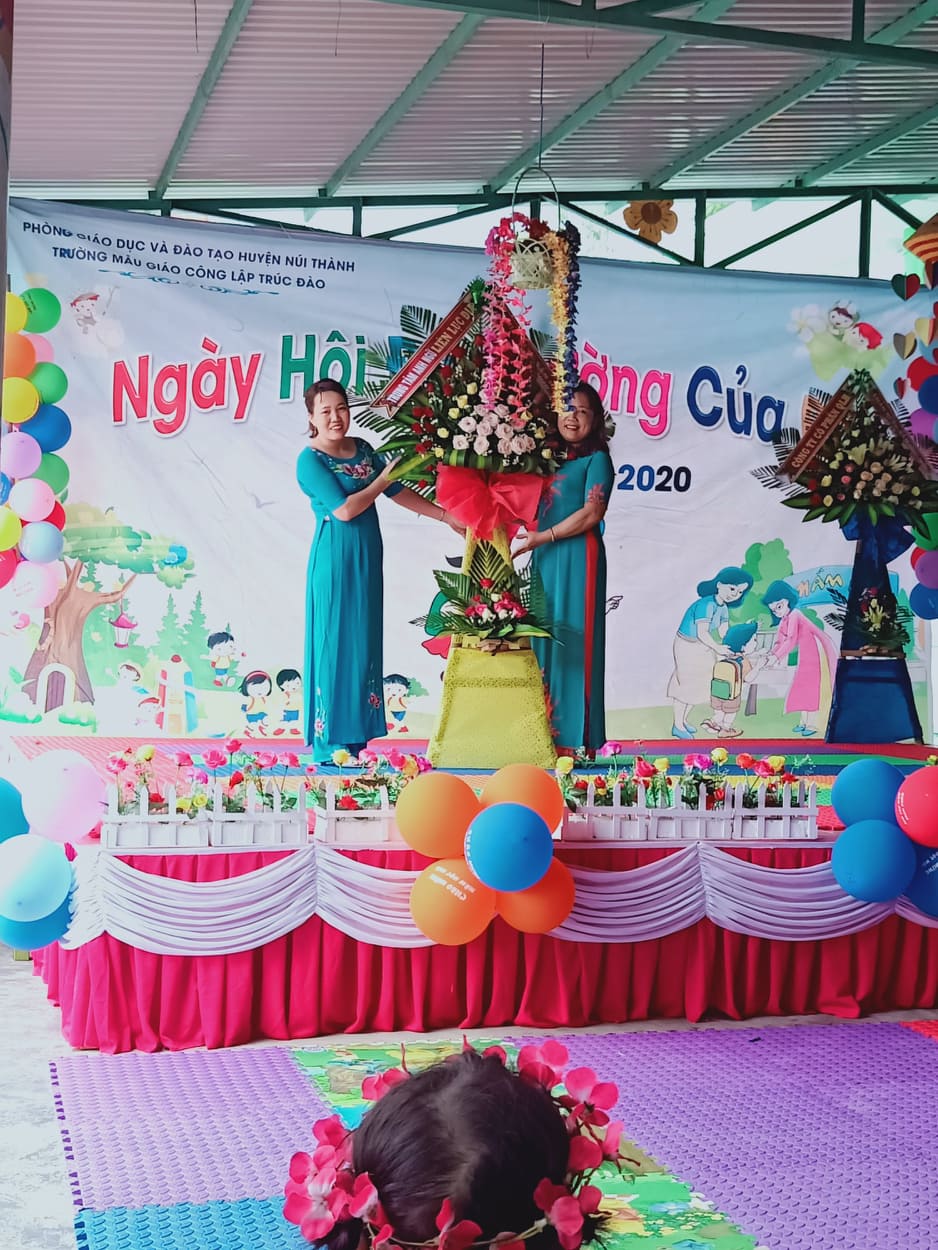 (Bà: Doãn Thị Mỵ, Đại diện Trung tâm Anh ngữ Liên Lục Địa tặng hoa nhân dịp năm học mới 2019-2020)